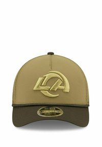 Khakifarbenes Baseballcap mit einem verstellbaren braunen Schirm, das ein erhabenes, gesticktes Logo in Gold zeigt. Glattes Material mit tonalen Nähakzenten.