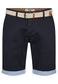 Shorts bleu marine avec des poignets roulés en bleu clair. Comprend une ceinture en tresse beige avec un accent en cuir marron et une fermeture éclair.