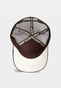 Braune und weiße Kappe mit festem Schirm, Netzkrone und innenliegendem braunem Band mit Markenname. Flache Naht auf dem Schirm.