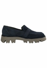 Mocassin en daim bleu marine avec une épaisse semelle crantée beige, des détails cousus et une bande classique en penny sur le dessus.