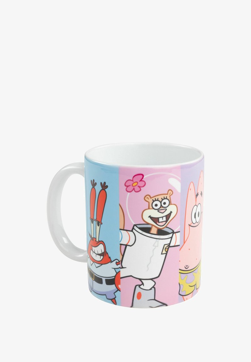 Tazza di ceramica bianca con personaggi dei cartoni animati: granchio rosso, scoiattolo in tuta spaziale e stella marina rosa su uno sfondo multicolore.