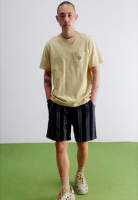 Carhartt WIP POCKET - Navadna majica - cornsilk