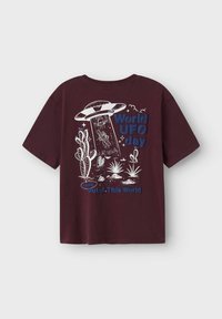 Bordowy bawełniany t-shirt z grafiką przedstawiającą UFO, kaktusy oraz tekst "Światowy Dzień UFO" w kolorze niebieskim, na tle białej ilustracji.