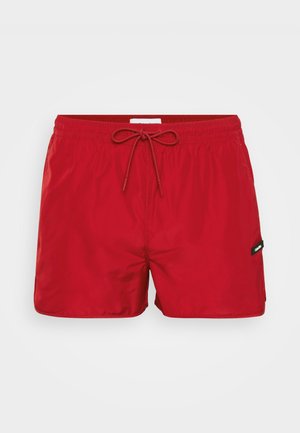 Rote Badeshorts aus leichter Stoffqualität mit elastischem Bund und Kordelzug. Verfügt über Seitentaschen und ein kleines Logoetikett auf der Vorderseite.