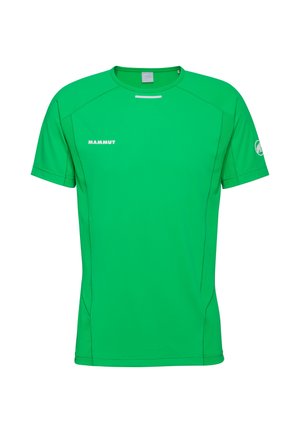 Maglietta sportiva verde a maniche corte realizzata in tessuto leggero, con colletto a girocollo, cuciture piatte e un piccolo logo sul davanti e sulla manica.