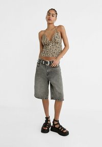 Stradivarius BERMUDA - Short en jean - dark grey