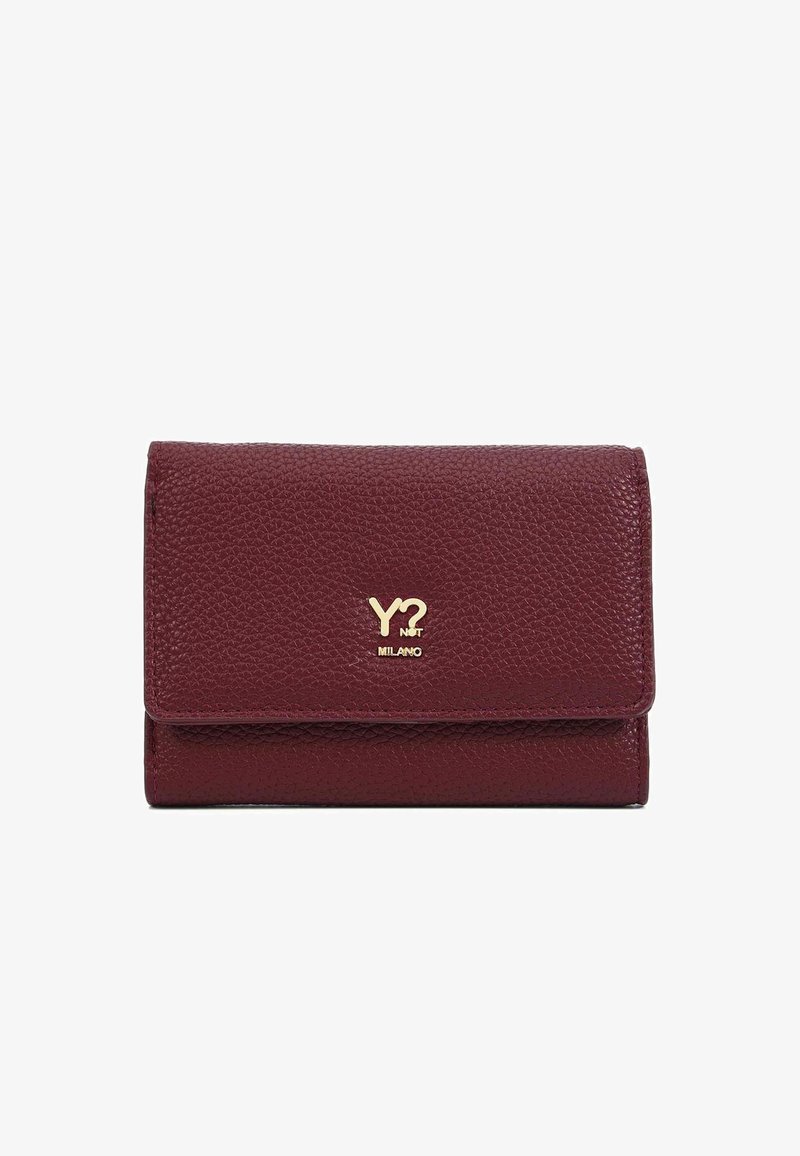 Portafoglio in pelle bordeaux con finitura testurizzata, caratterizzato da un logo dorato e un design a tri-fold. Forma compatta, adatta per carte e contanti.