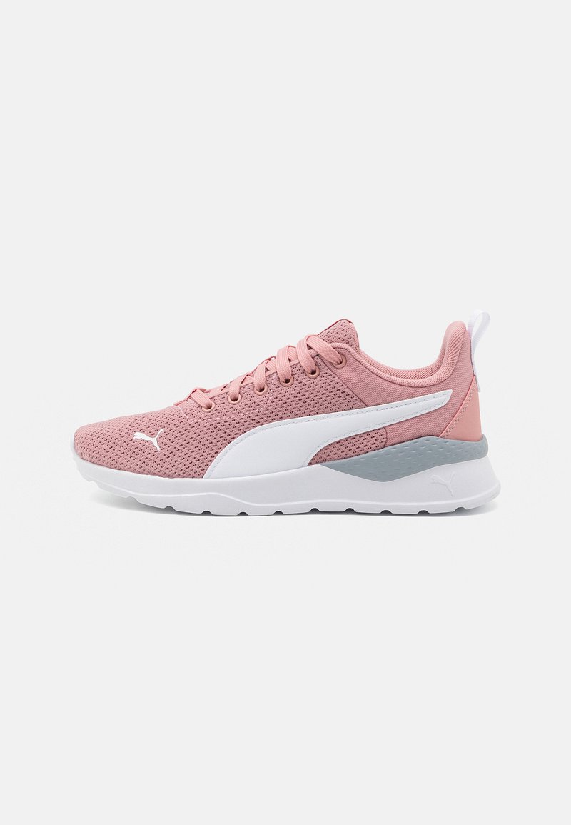Scarpe da ginnastica rosa con una tomaia in mesh traspirante, accenti bianchi e un tallone grigio. Presentano materiali testurizzati e un collare imbottito per il comfort.