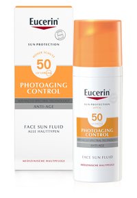 Eucerin Photoaging Control Gesichtssonnenfluid LSF 50 in einer weißen und orangefarbenen Flasche mit Pumpensspender, zusammen mit einer passenden Box, beide beschriftet.