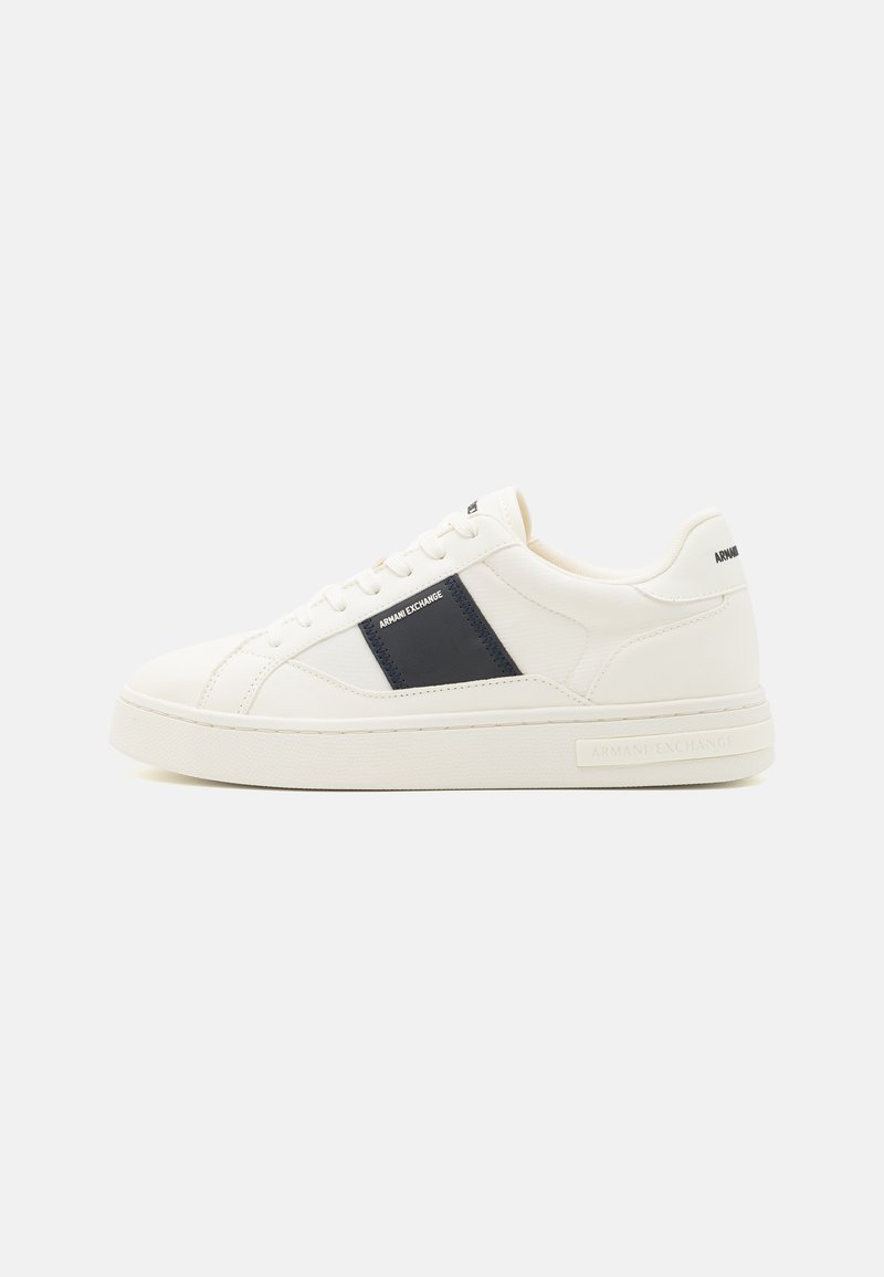 Weiße Leder-Sneaker mit navyblauen Akzenten, runder Zehenpartie, flacher Gummisohle und minimalistischen Design. Mit Markenlogo an der Seite und der Ferse.