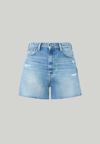 Shorts de mezclilla azul claro con dobladillo deshilachado, cuentan con dos bolsillos frontales y un ligero desgaste en la tela. Diseño clásico de cinco bolsillos.