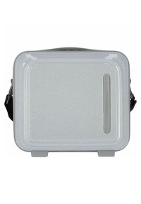 Custodia rigida rettangolare argento con texture lucida, manico frontale e tracolla regolabile; presenta un logo e sottili scanalature sulla superficie superiore.