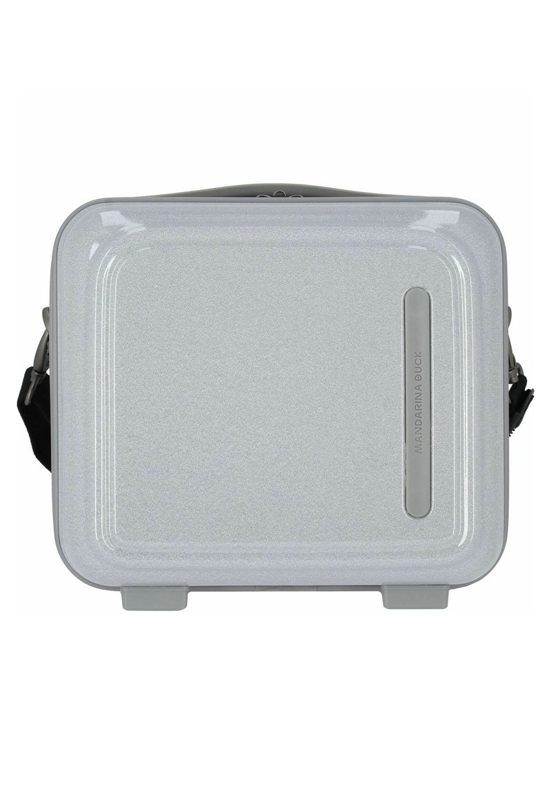 Custodia rigida rettangolare argento con texture lucida, manico frontale e tracolla regolabile; presenta un logo e sottili scanalature sulla superficie superiore.