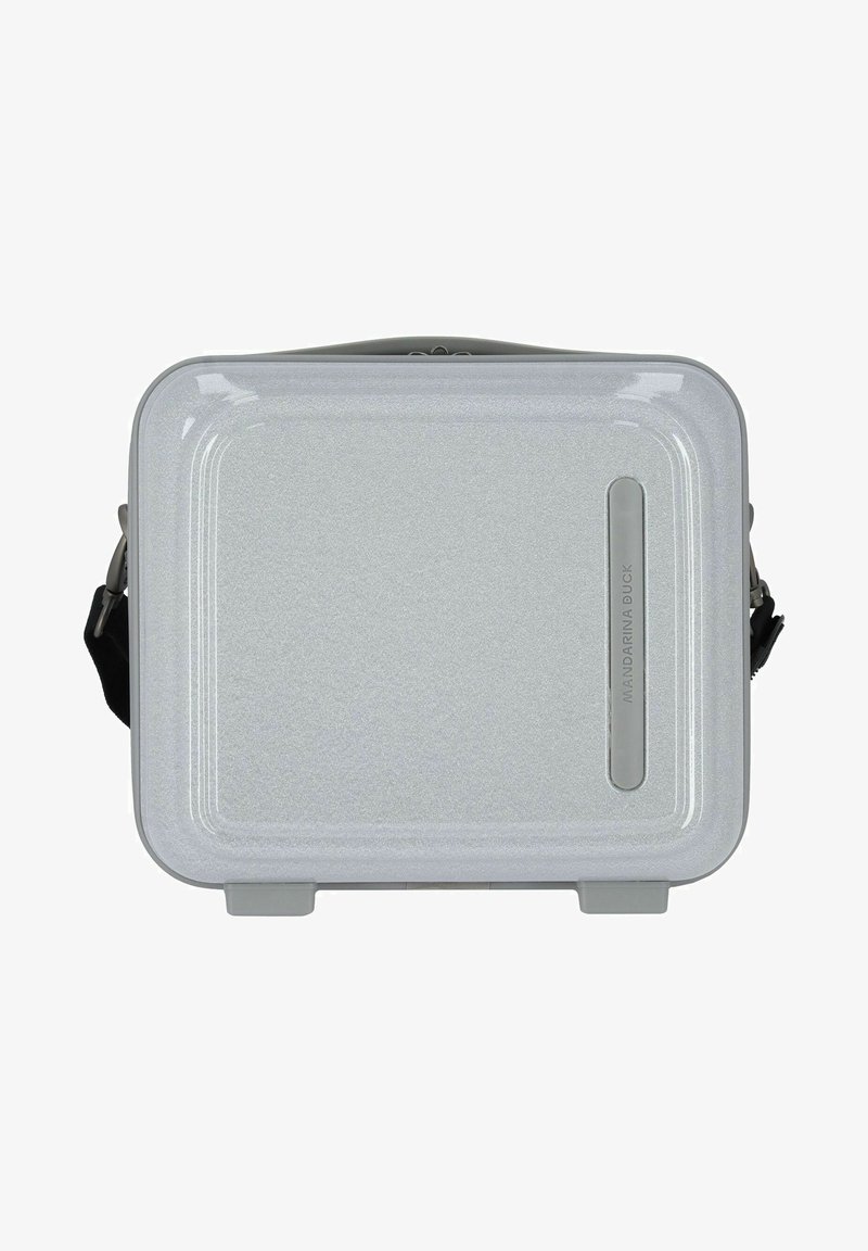 Funda rígida rectangular plateada con una textura brillante, mango frontal y correa ajustable; presenta un logotipo y suaves surcos en la superficie superior.