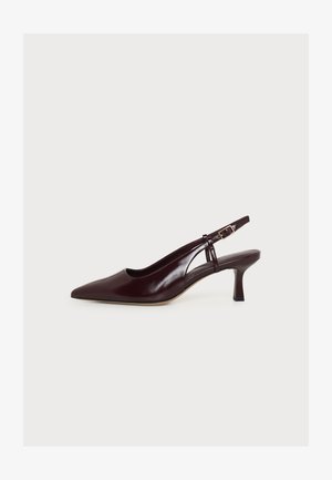 Décolleté slingback in vernice bordeaux scuro con punta affilata, tacco basso e cinturino alla caviglia regolabile, esposta su sfondo bianco semplice.