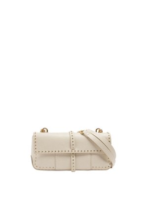 Prostokątna beżowa skórzana torba na ramię z złotymi ćwiekami, zamknięciem na klapkę i regulowanym paskiem na ramię ze złotymi okuciami.