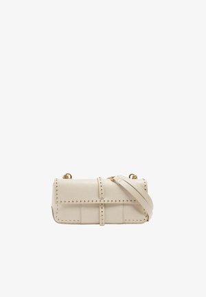 Prostokątna beżowa skórzana torba na ramię z złotymi ćwiekami, zamknięciem na klapkę i regulowanym paskiem na ramię ze złotymi okuciami.