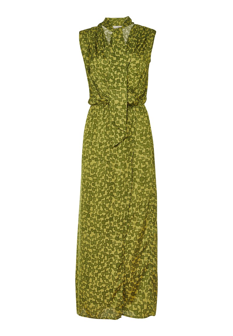 Abito maxi verde con motivo mimetico, senza maniche e cintura in vita. Tessuto leggero e fluido. Collo di stile sartoriale.