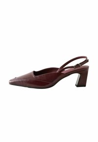 Burgundin järvileatheri slingback-kengät, joissa on terävä kärki, vinosti ommeltu yksityiskohta, keskikorkea lohkarekorko ja soljella varustettu hihna.