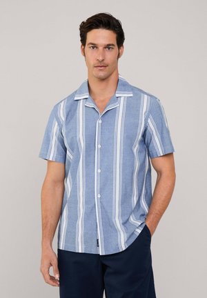 Camisa de botones de manga corta en azul claro con rayas verticales blancas, con un cuello en pico y un corte relajado, fabricada en un tejido texturizado.