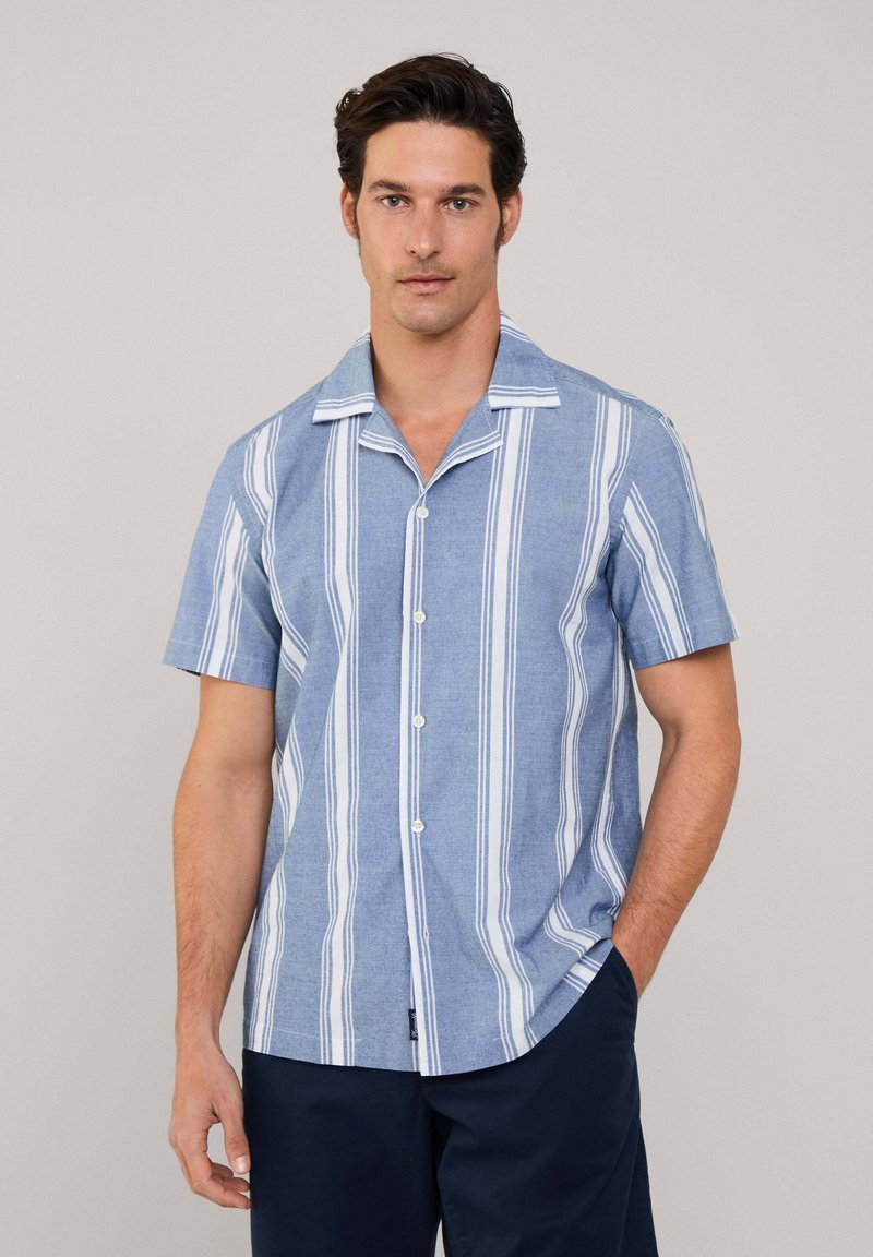 Camisa de botones de manga corta en azul claro con rayas verticales blancas, con un cuello en pico y un corte relajado, fabricada en un tejido texturizado.