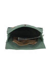 Zelené látkové pouzdro s klopou a kovovým cvočkem. Uvnitř jsou přihrádka na zip a béžová kapsa. Měkká textura.