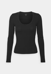 Maglietta nera a maniche lunghe con scollatura a barchetta, silhouette aderente e etichetta del marchio MONKI sul colletto posteriore.