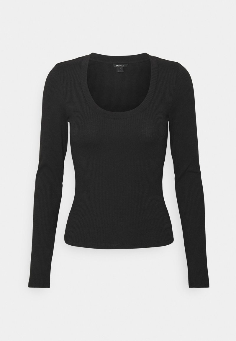 Maglietta nera a maniche lunghe con scollatura a barchetta, silhouette aderente e etichetta del marchio MONKI sul colletto posteriore.