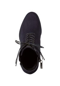 Botín de ante azul marino con punta redondeada, parte delantera con cordones y cremallera interior. Llamativos cordones planos y una pequeña etiqueta metálica con la marca.