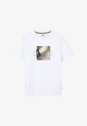 T-shirt bianca a maniche corte con scollo tondo, con una grafica a quadrato pixelato e la parola "BOSS" parzialmente visibile al centro davanti.