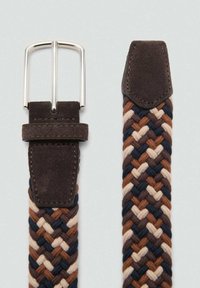 Gewebter Gummigürtel in Braun, Marineblau und Beige. Mit einer silbernen Metallschnalle und dunkelbraunen Lederakzenten an beiden Enden.