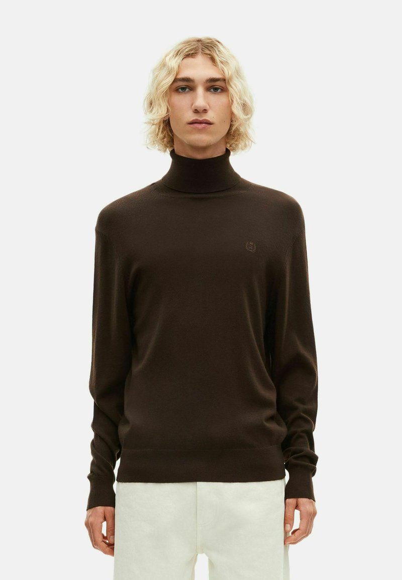 Brauner Rollkragenpullover aus weichem Material, mit langen Ärmeln, gerippten Bündchen und Saum sowie einem dezenten Logo-Detail auf der Brust.