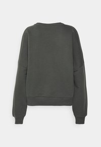 Sudadera de gran tamaño en verde oscuro con puños y dobladillo acanalados. Textura suave, diseño de cuello redondo y costuras de hombro caídas.