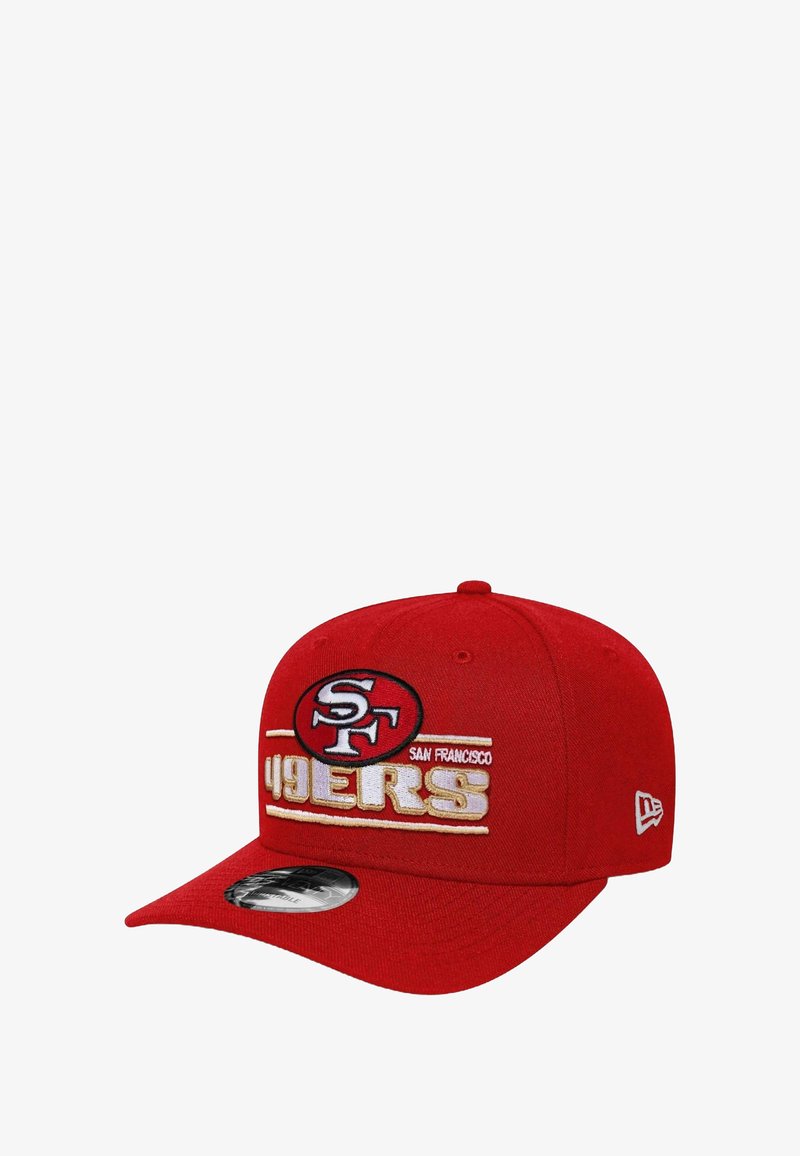 Rote Baseballmütze aus Stoff, mit gesticktem "SF"-Logo und goldener "49ERS"-Schrift, curved Schirm und verstellbarem Rückenriemen.