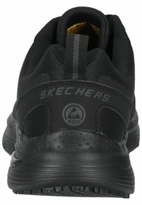 Scarpe da ginnastica Skechers nere con tomaia in tessuto testurizzato, colletto per il tallone imbottito e logo ESD. Presentano una suola in gomma resistente con trazione.