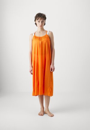 Orange ärmlös klänning med samlad halsringning, knälång längd och lättviktig tyg. Enkel design utan synliga mönster eller accenter.