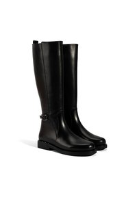 Hohe schwarze Lederstiefel mit einem schlanken Design, glatter Textur, seitlichem Reißverschluss und einer dekorativen Schnalle am Knöchel. Flache Sohlen und kein sichtbares Muster.