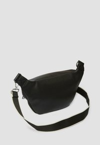 Schwarze strukturierte Schultertasche mit runder Form, ausgestattet mit einem kontrastierenden Streifen am verstellbaren Trageriemen und metallischen Hardware-Details.