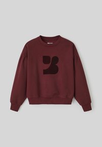 Sweat-shirt bordeaux avec un col rond et des épaules tombantes, présentant un graphique abstrait sombre sur le devant. Matière en mélange de coton.