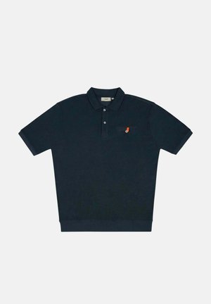 Polo bleu marine foncé à manches courtes avec deux boutons et petit logo orange et blanc sur la poche poitrine gauche.