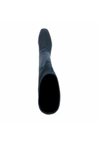 Kniehoge, zwarte suède laars met een spitze neus en een gladde textuur. Het interieur toont een zwarte opening, zonder zichtbare hardware of accenten.