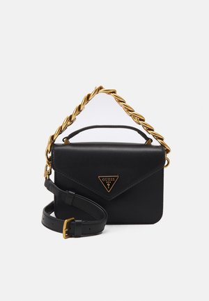 Bolso de mano rectangular de cuero negro con asa de cadena dorada retorcida, correa ajustable y logotipo triangular de Guess USA en la solapa frontal.