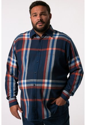 Herre flannel skjorte med en marineblå bund og et ternet mønster i rød, grå og blå, lange ærmer og knaplukning foran.