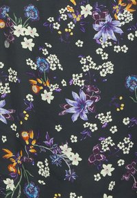 Tessuto nero con un motivo floreale che presenta fiori viola, blu, arancioni e bianchi, insieme a delicati accenti bianchi e gialli.