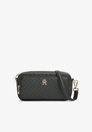 Sort tekstureret crossbody-taske med gyldent "TH"-logo, lynlås-lukninger og justerbar rem med gyldent beslag mod en hvid baggrund.