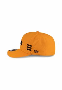 Orangenes Cap mit einem gebogenen Schirm, schwarzen Akzentstreifen an der Seite und einem Logo auf der linken Vorderseite. Glatte Stofftextur.