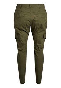 Oliņu zaļas kravas bikses ar sašaurinātiem legiem, kurām ir divas aizmugures kabatas un sānu kravas kabatas, izgatavotas no izturīgas kokvilnas auduma.