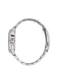 Orologio in metallo argenteo con cassa rotonda, quadrante prominente, cinturino testurizzato con maglie rettangolari e un accento rosso sul pulsante laterale.