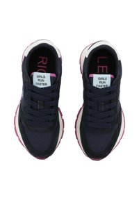 Granatowe buty sportowe z mieszanką tkaniny i zamszu. Różowe akcenty na podeszwie i wewnątrz, z etykietami, które mówią "DZIEWCZYNY BIEGAJĄ SZYBCIEJ."