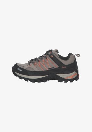 Wasserdichte Outdoorschuhe in Grau und Schwarz mit orangefarbenen Akzenten, einer strukturierten Oberseite, einer robusten Laufsohle und einem Schnürsystem für einen sicheren Sitz.